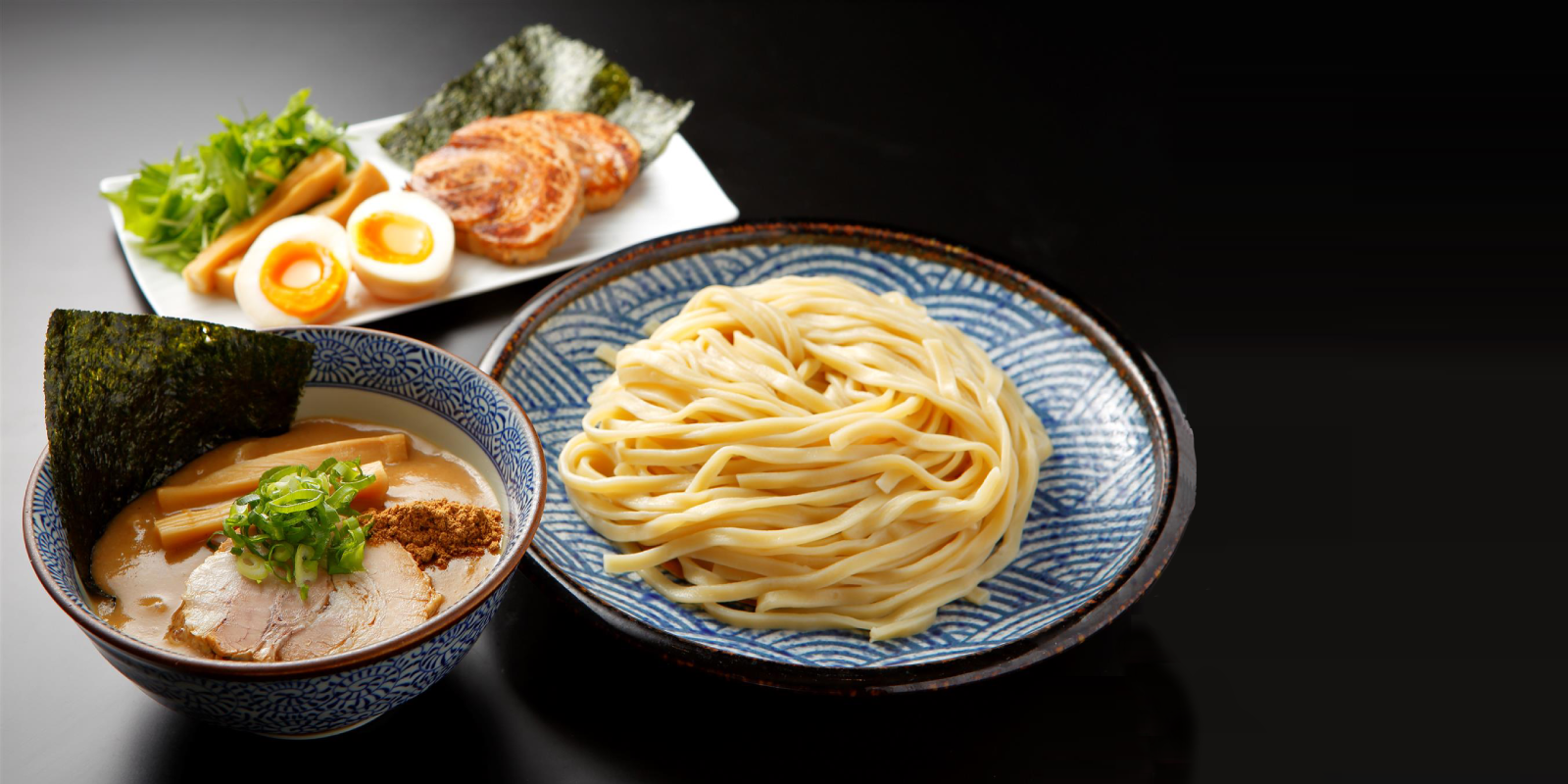 焼き鳥屋がつくるこだわりの濃厚鶏ガラつけめん